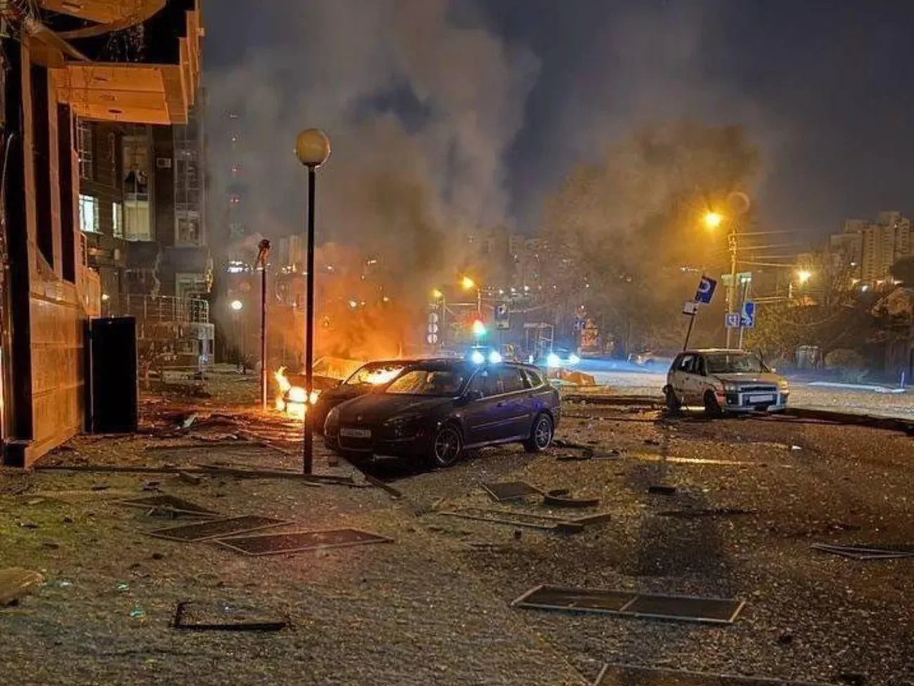 Бєлгород – під масованим ударом, уражено великий ТРЦ. Дрони долетіли й до глибокого тилу РФ. Відео
