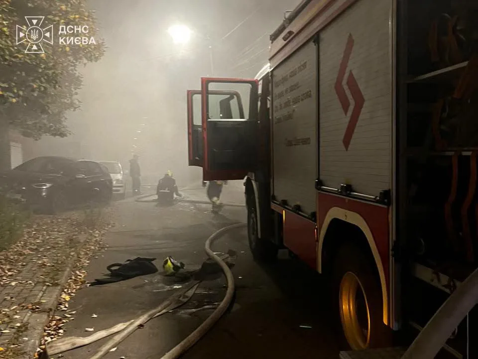 Внаслідок чергового обстрілу рф стались пожежі у Шевченківському та Солом'янському районах (фото, відео)