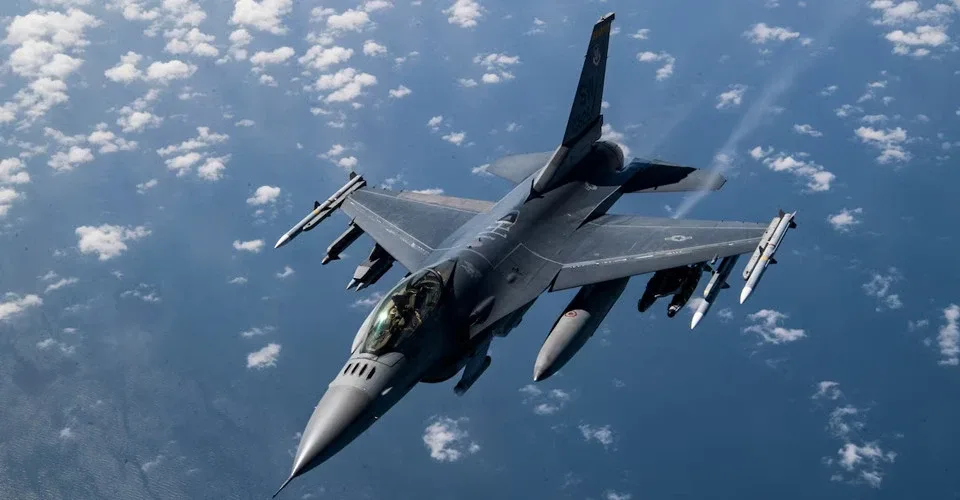 Румунські F-16 збили два російські дрони над територіальними водами