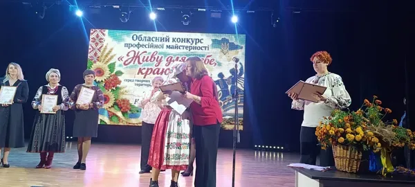 Хліб із печі, вироби майстрів і весільні строї: волинянка здобула друге місце в конкурсі (фото)