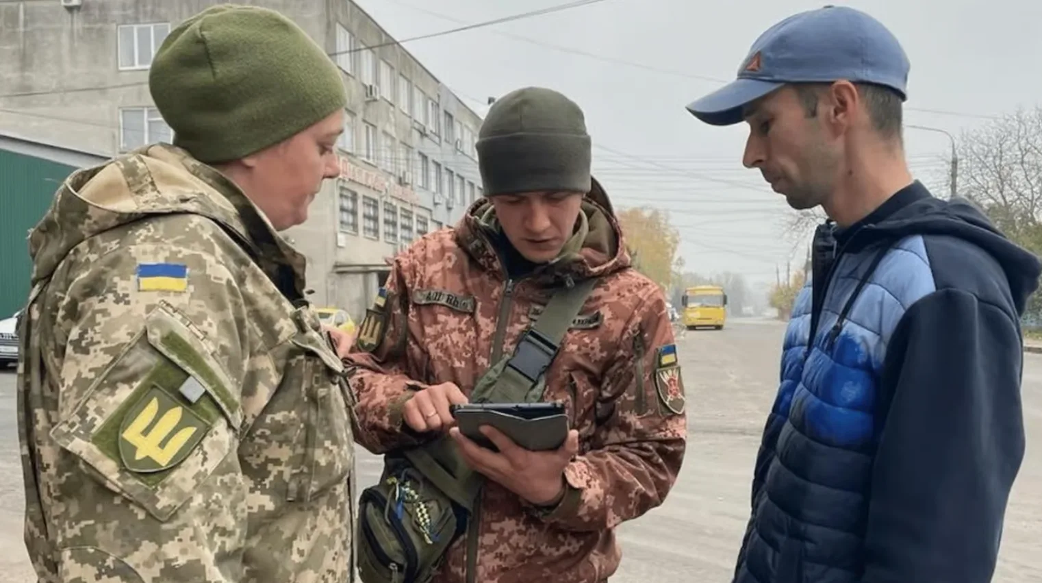 Может ли ТЦК проверять ваш телефон на улице: юристы объяснили, где проходит граница закона