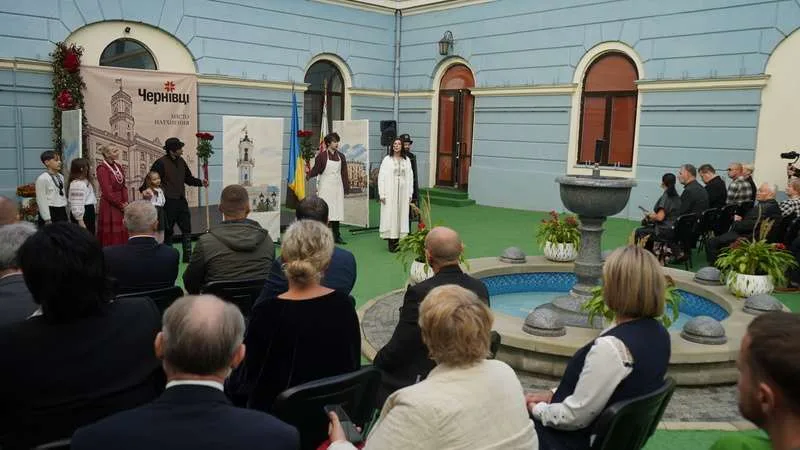 Що відбувається у центрі Чернівців зараз: фоторепортаж з Дня міста