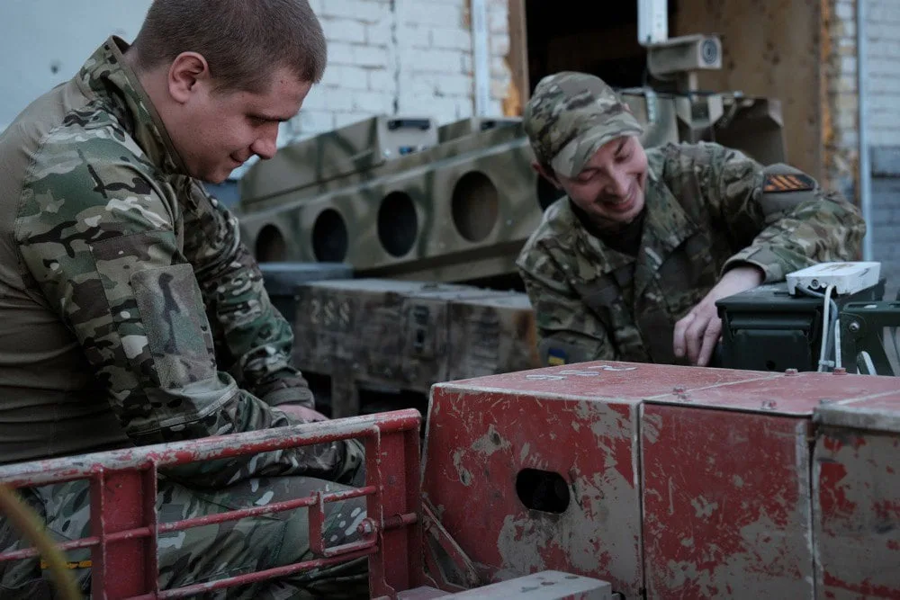 Військовослужбовці 3-го армійського корпусу України ремонтують НРК в академії Kill House на Київщині, 6 травня 2026 року.