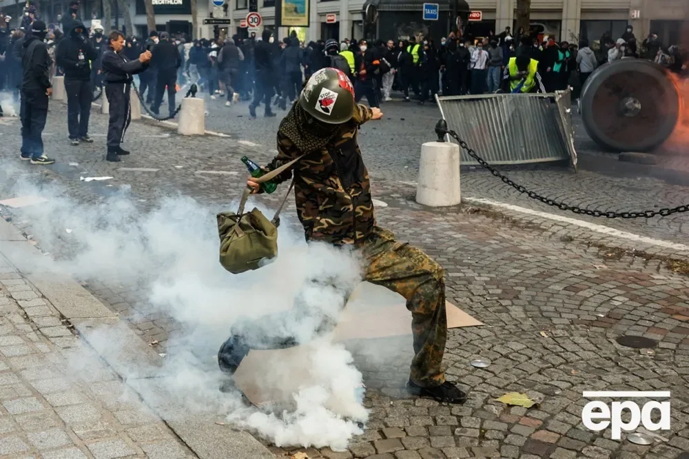 У Франції протести переросли в погроми і заворушення. Підпалили історичну ратушу, сотні поранених. Фоторепортаж