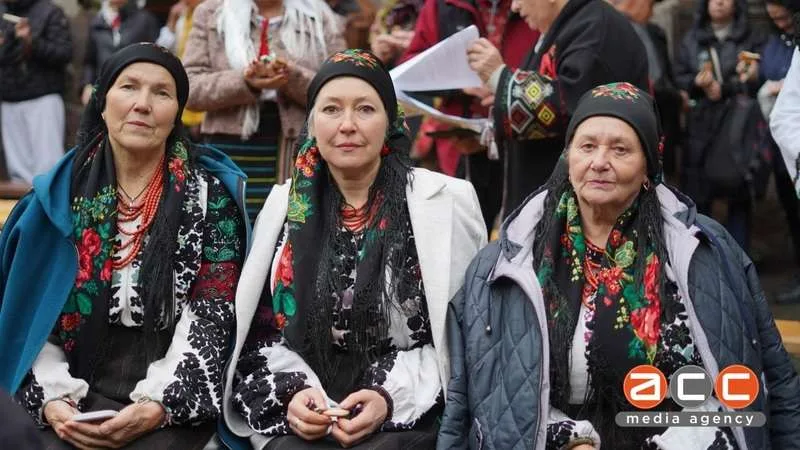 У Чернівцях на височині відкрили мистецький простір із різьбленим ґанком