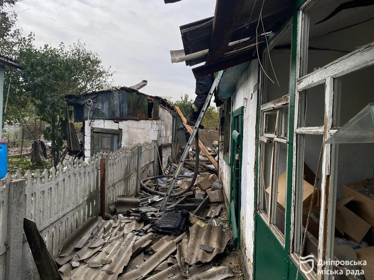 Наслідки ворожої атаки на Дніпро 22 жовтня: пошкоджені приватні будинки у Новокодацькому районі