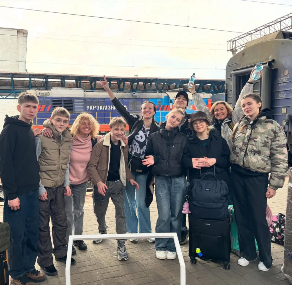 Вихованці та команда дитячого театру «СВіЯ» із Запоріжжя під час гастролей і театральних фестивалів в Україні та за кордоном.