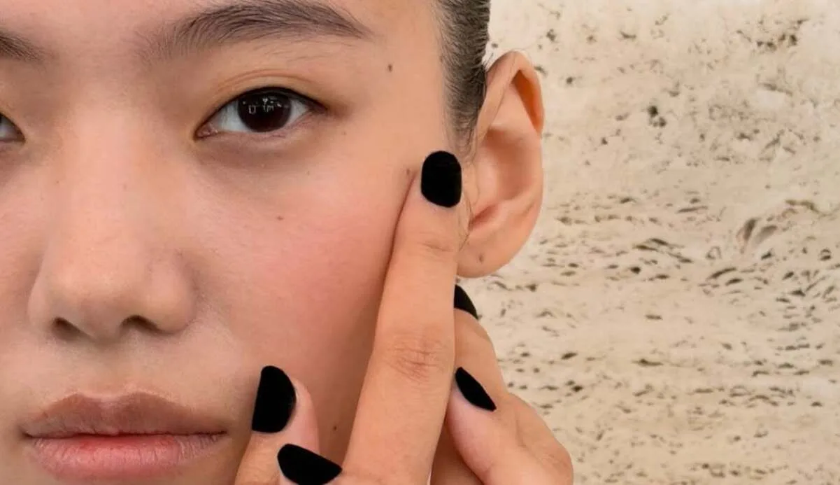 Оксамитові нігті з подіуму Simone Rocha - манікюр, який варто спробувати цієї осені