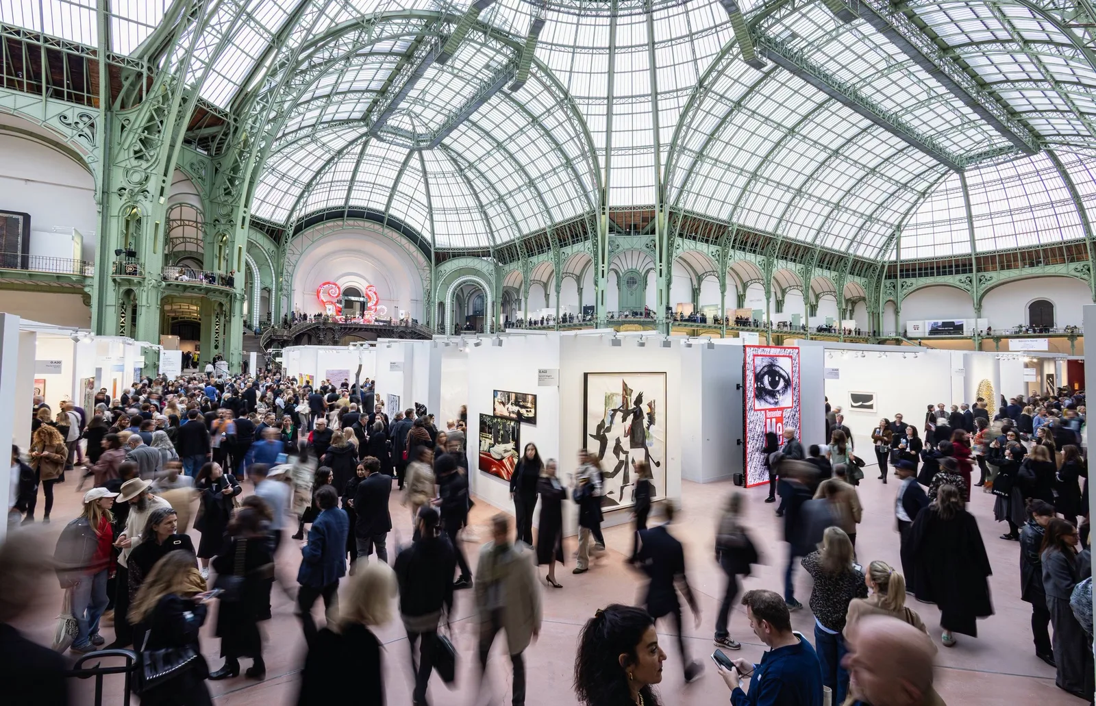В Париже из-за протестов досрочно закрыли выставку современного искусства Art Basel: подробности