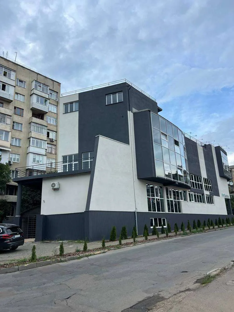 У Чернівцях виставили на продаж будівлю на вулиці Небесної Сотні за 37,5 мільйона гривень
