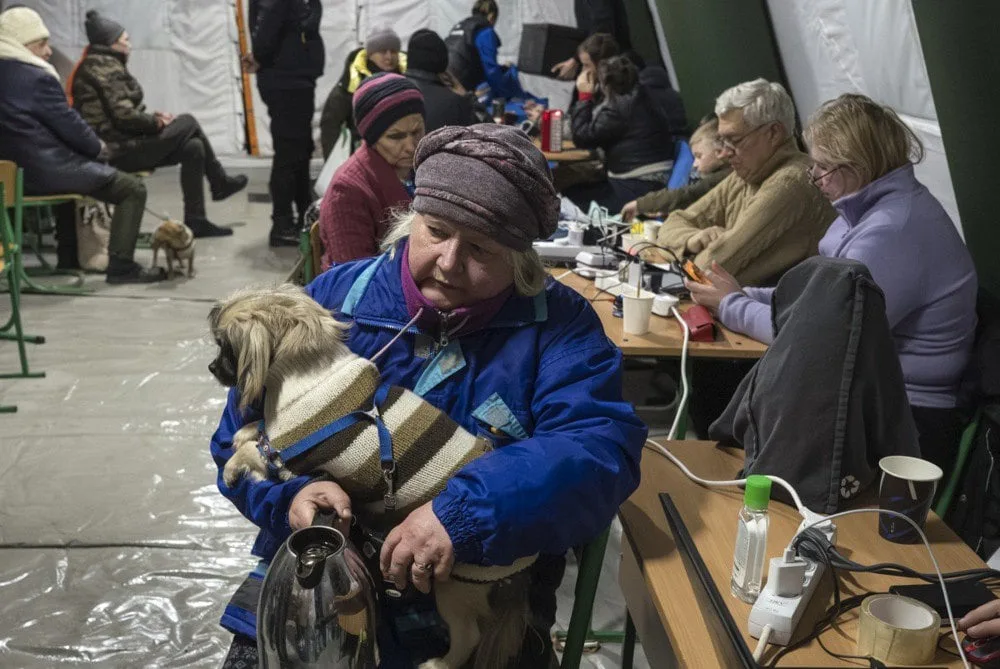 Люди гріються в одному з пунктів незламності у Києві, 17 січня 2026 року