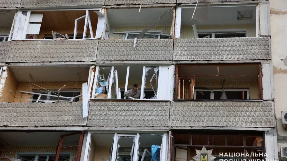 Ворог завдав авіаудару по Сумах: є поранені, пошкоджено житлові будинки й магазин