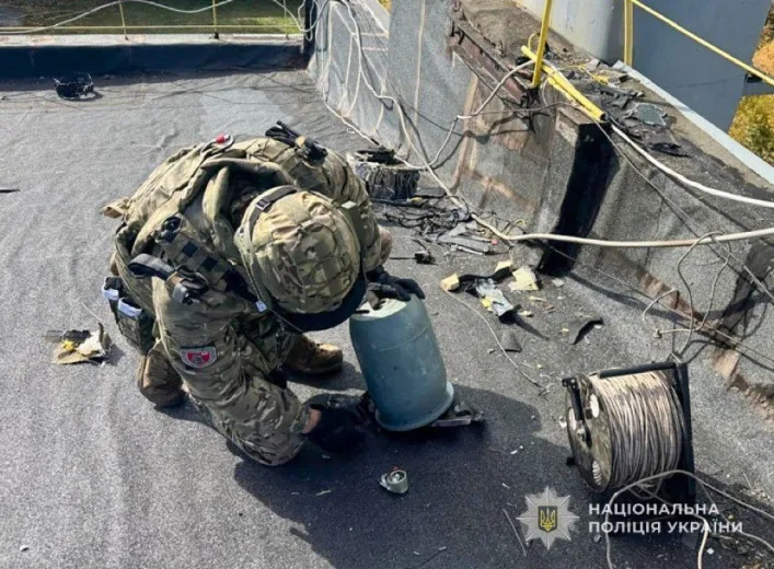 На даху будівлі у Сумах виявили рештки ворожого безпілотника з вибухівкою