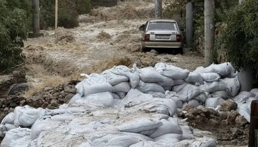 В Крыму мощный паводок затопил Ялту, вода подбирается к Воронцовскому дворцу (видео)
