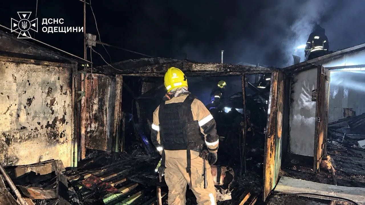 Ворог двічі атакував підприємство Одещини під час гасіння пожежі