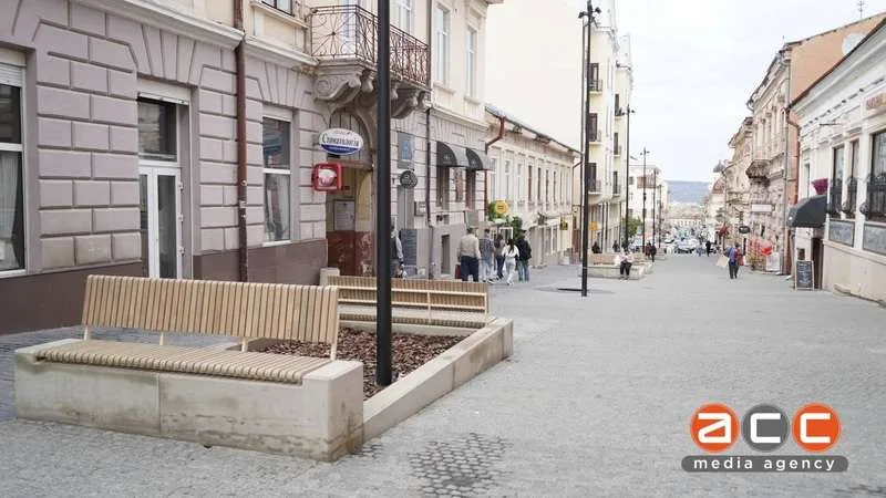 (ФОТО) Нові вуличні меблі на Заньковецької є частиною майбутніх відпочинкових зон із клумбами