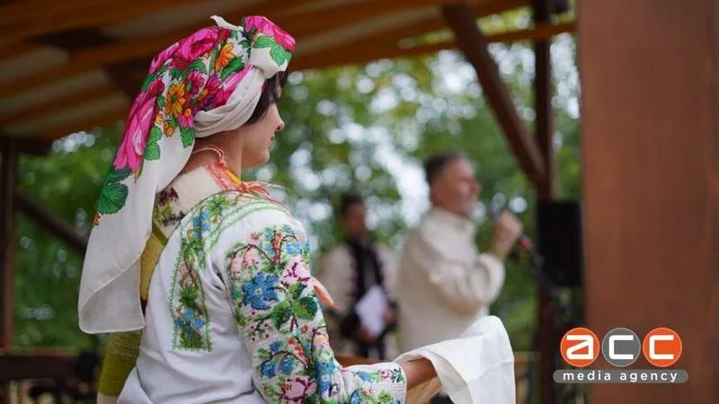 У Чернівцях на височині відкрили мистецький простір із різьбленим ґанком