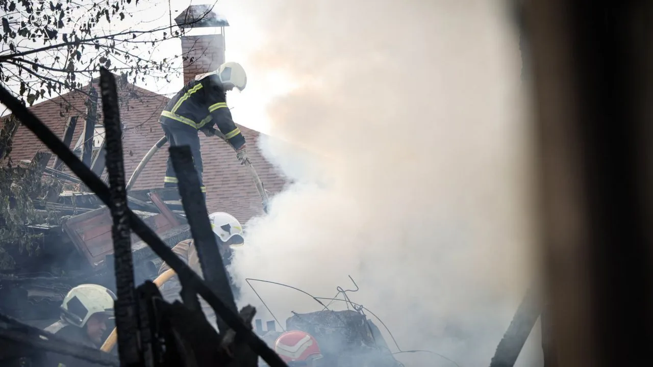 У Полтаві надзвичайники ліквідували пожежу в господарчій споруді