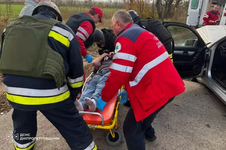 На Дніпропетровщині зіштовхнулись ЗАЗ та Mercedes-Benz: двоє людей загинуло