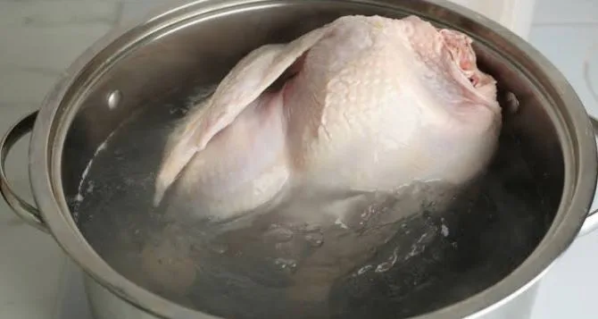 Выгоняю «химию» из магазинной курицы за 30 минут — только потом готовлю: мясо нежное, бульон прозрачный