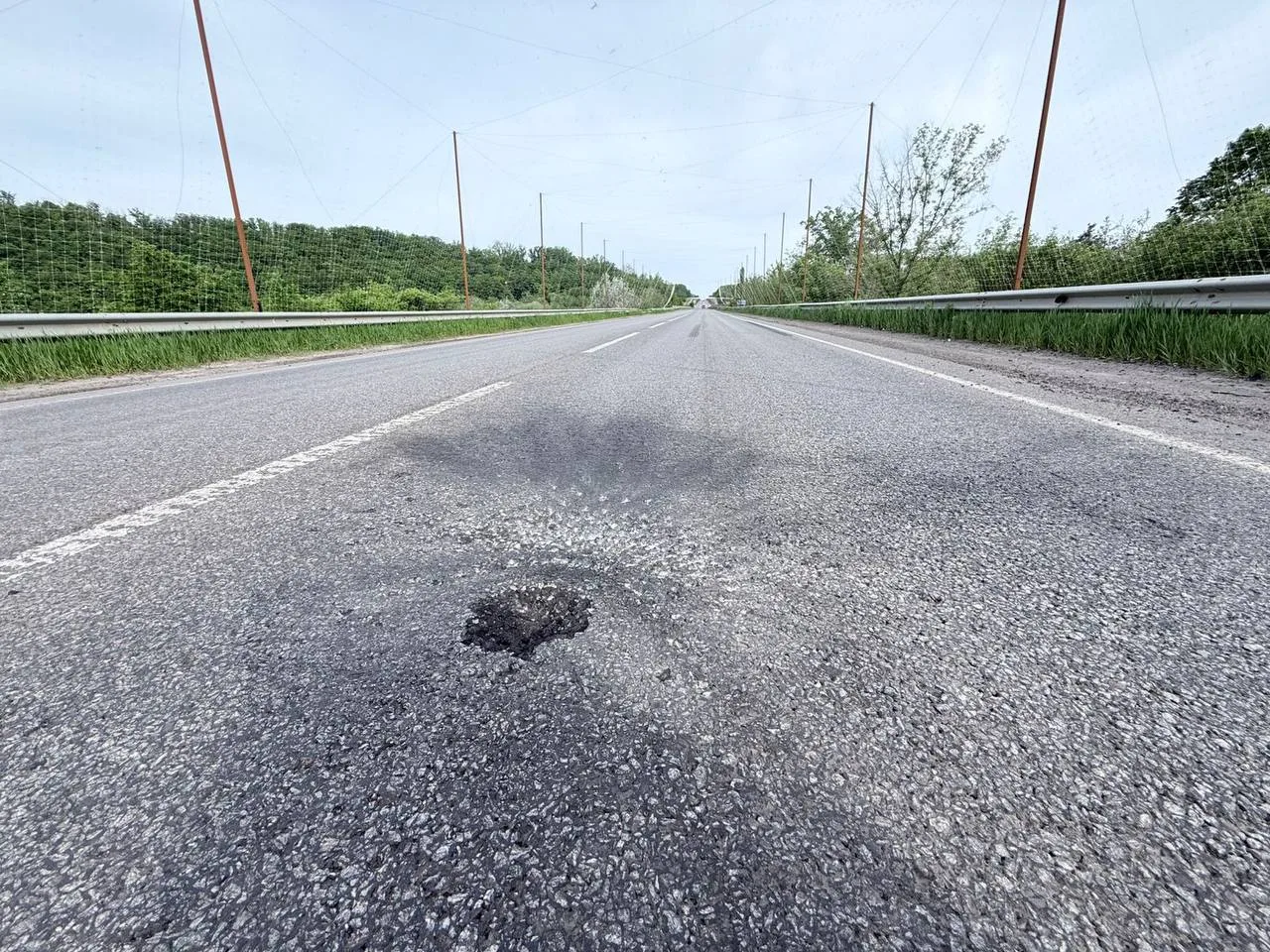 Дрон вдарив в автомобіль на трасі в Харківській області