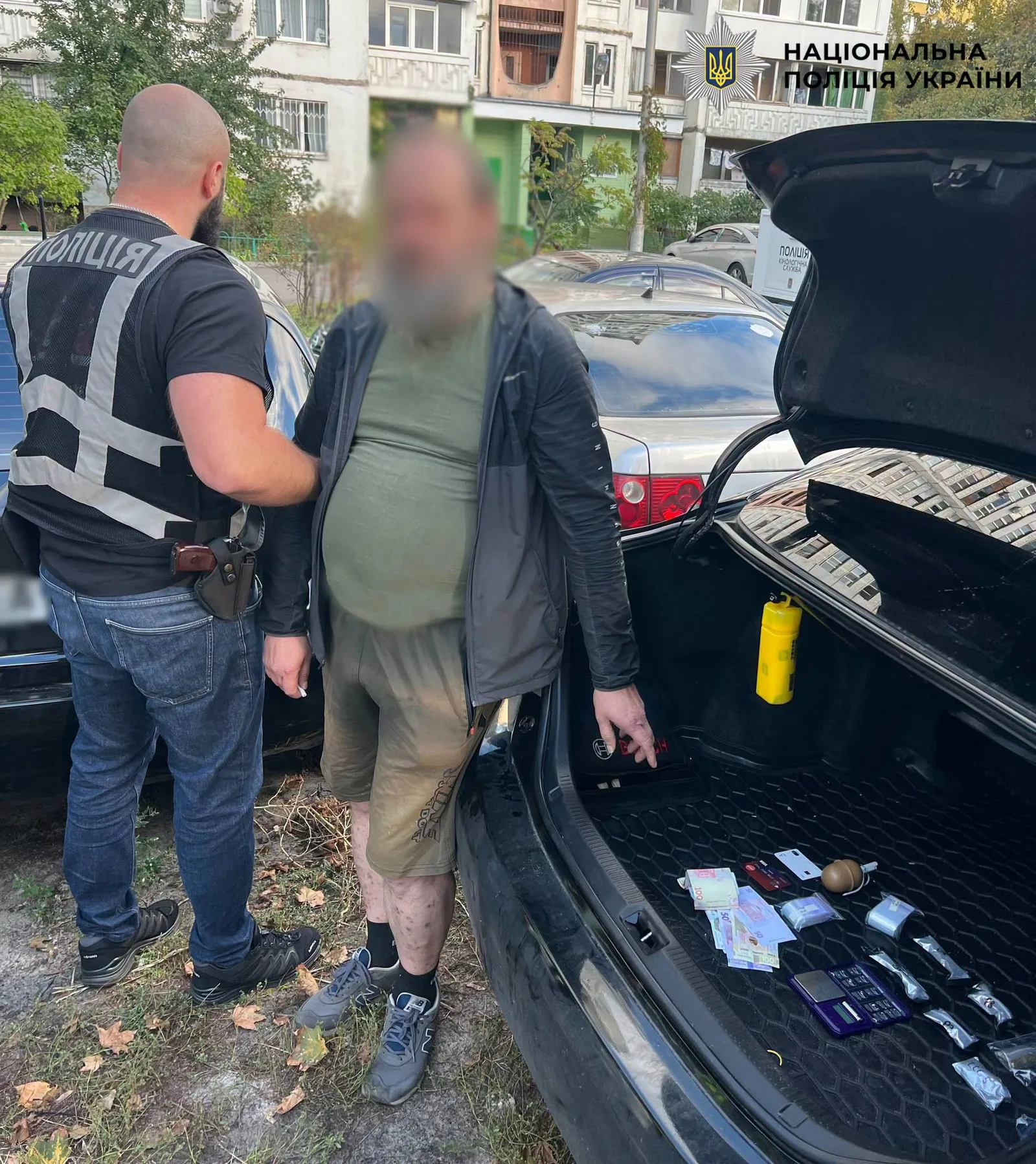 У столиці припинено діяльність групи, яка збувала наркотики: вилучено канабіс на майже 2 млн грн, та боєприпаси (фото, відео)