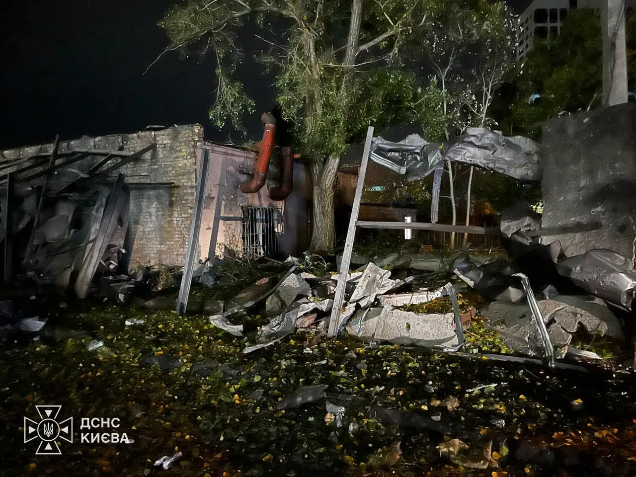 Одна людина загинула внаслідок нічної ворожої атаки на Київ (фото, відео)