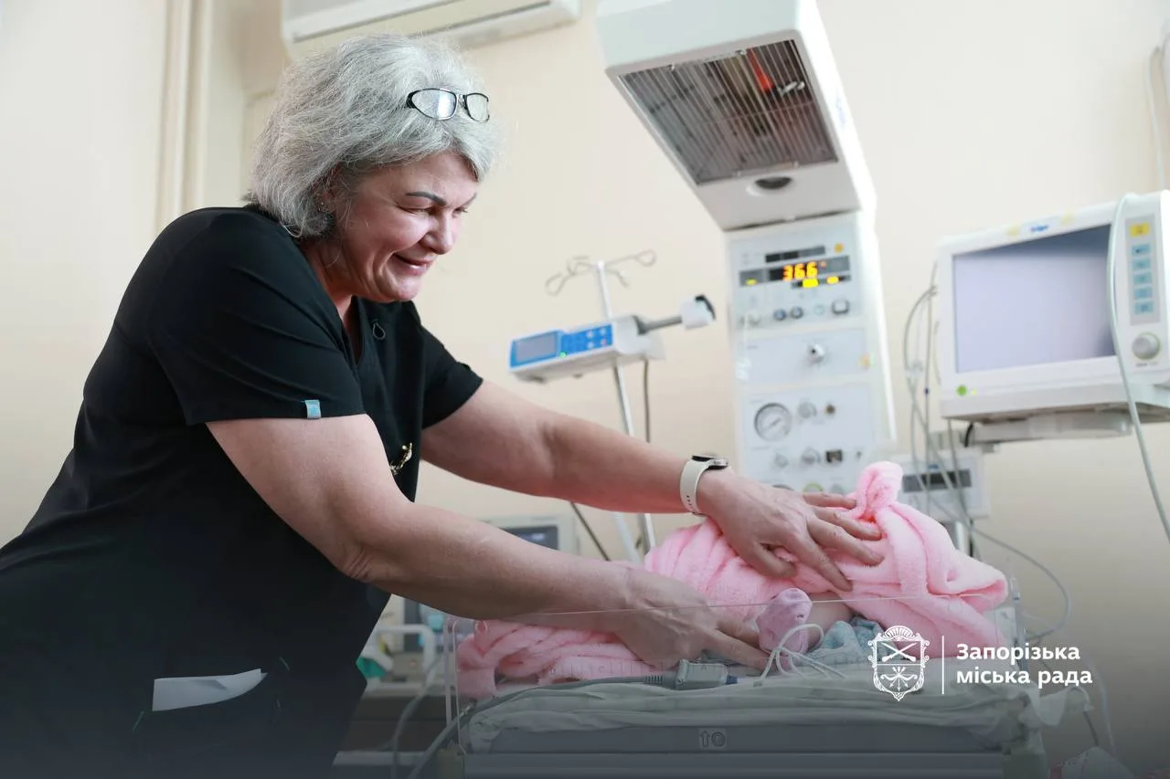 У Запоріжжі привітала батьків хлопчика та дівчинки, що народились першими на День міста