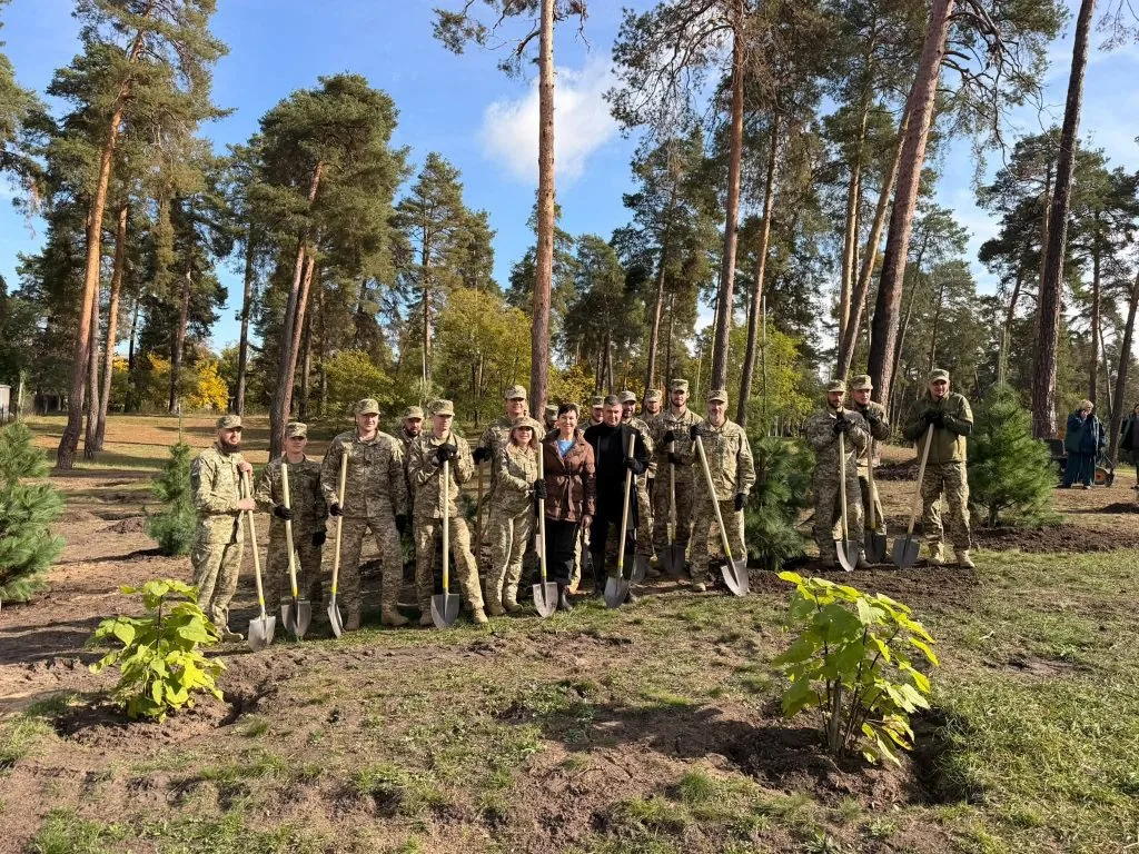 У парку "Партизанська слава" замість знищених атакою рф дерев висадили 120 сосен У парку "Партизанська слава" замість знищених атакою рф дерев висадили 120 сосен
