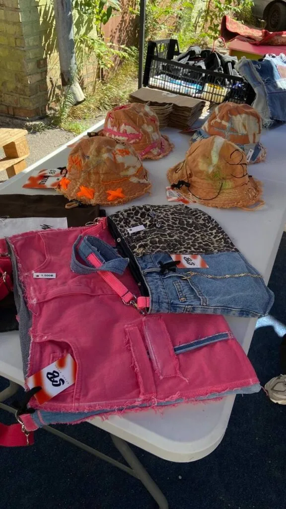 Одяг із ручним розписом, який створюють Карина Буряк та її напарниця з Дніпра.