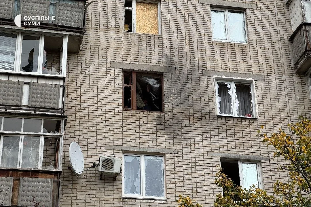 У Сумах вночі ворожий безпілотник поцілив у багатоповерхівку: травмовано жінку