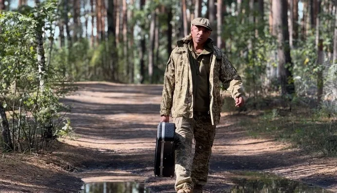 "Може постукати у двері кожного": лідер гурту The VYO Кувалдін розкритикував чоловіків, які не воюють