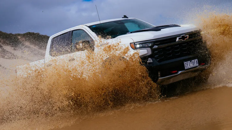 Silverado ZR2 преодолевает грязь на бездорожье