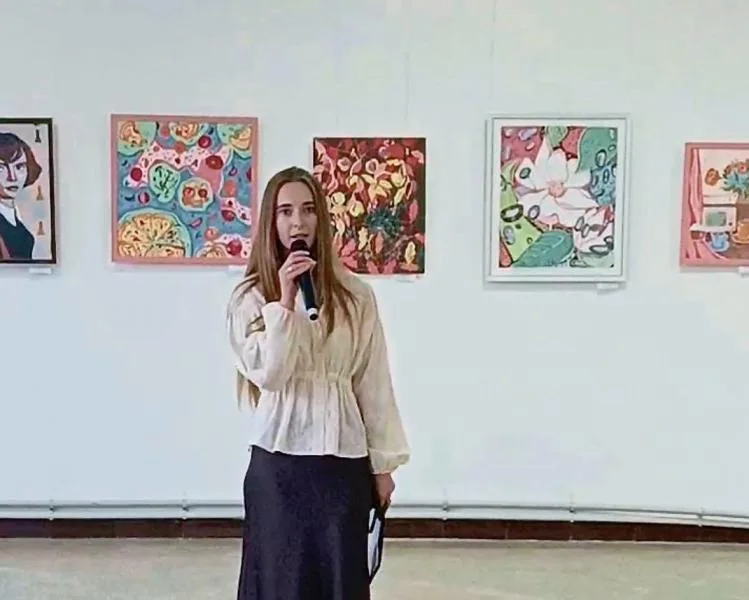 Квіти, що промовляють мовою мистецтва: у Калуші відкрили виставку «Рослинні мотиви»