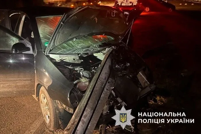 В Обухові автівка врізалася у відбійник, водійка загинула