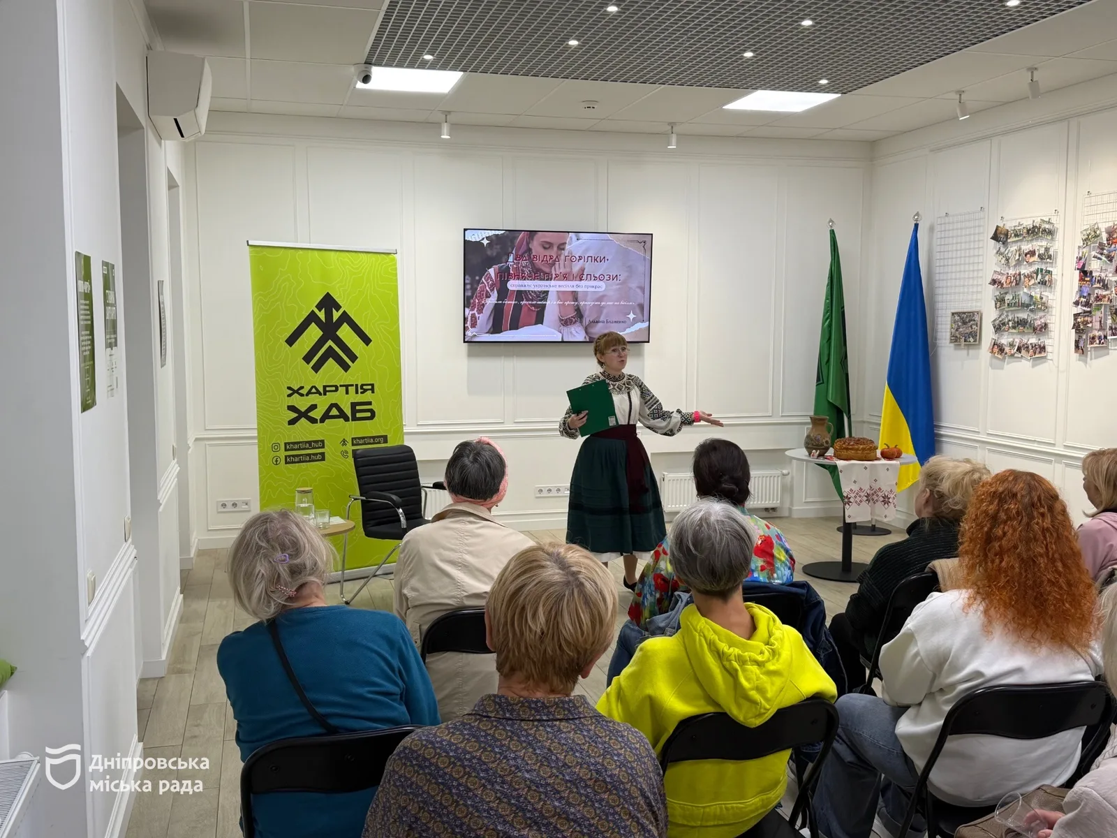 Як сваталися, пекли коровай і проводили весілля: у Дніпрі розповіли про давні українські звичаї