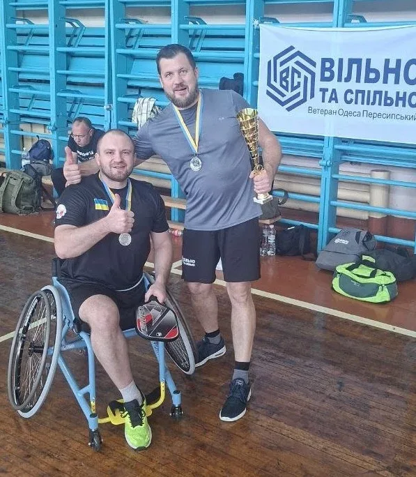Двоє учасників турніру з піклболу в Одесі з медалями та кубком: один із них — на кріслі колісному