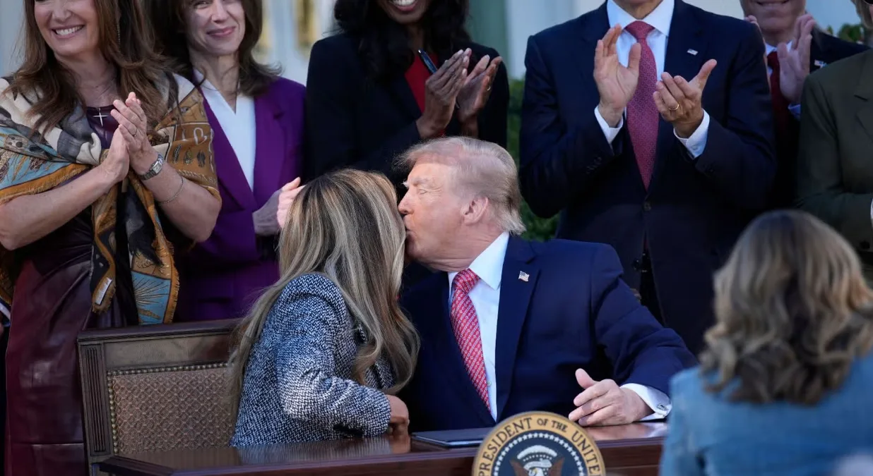 "Отвращение": Трамп опозорился из-за поцелуя с Меланией, которая отвернулась (видео)