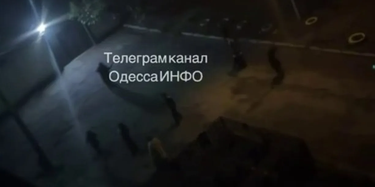 В Одесі роми штурмували ТЦК, щоб звільнити “циганського барона” (ВІДЕО)
