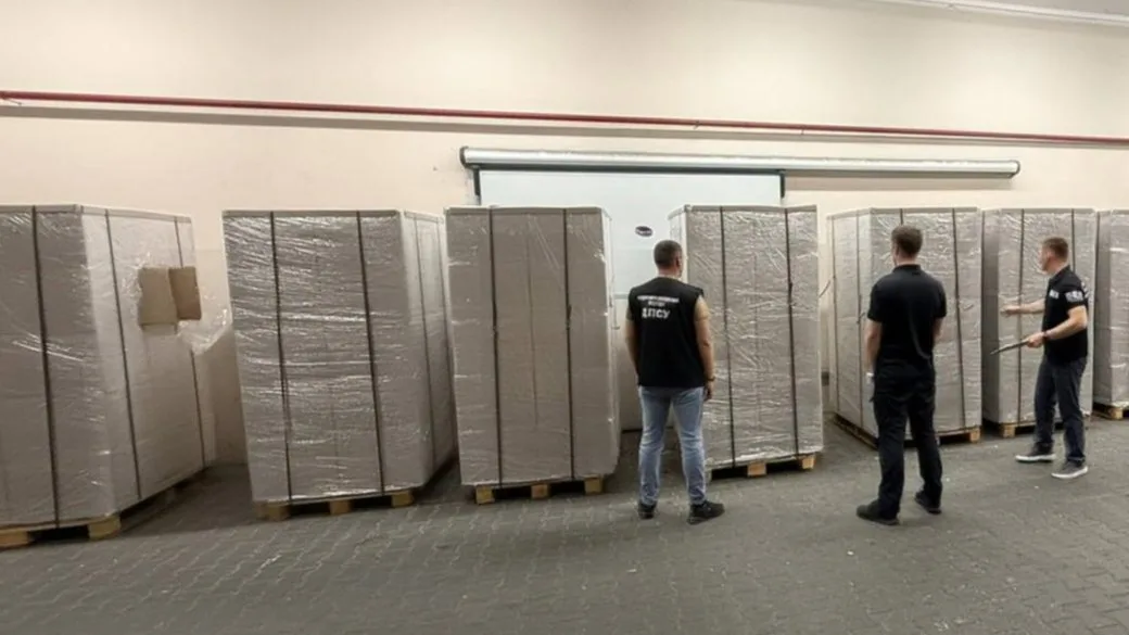На Буковині перевізника оштрафували майже на 1,3 млн грн за контрабанду сигарет серед полуниці