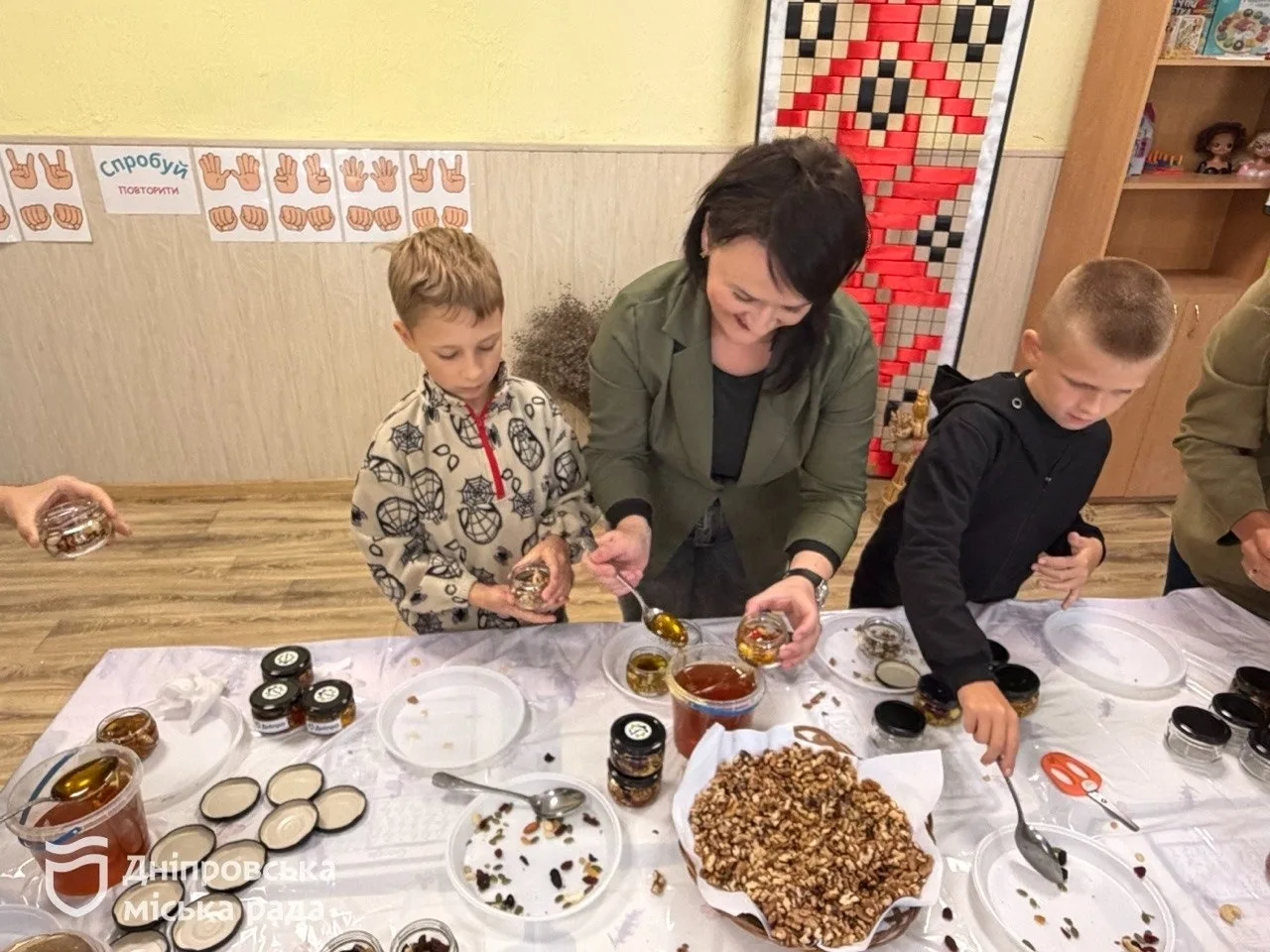 «Бажаю нашим військовим миру і щоб вони якнайшвидше повернулися додому». До Дня захисників і захисниць України у Дніпрі діти привітали наших оборонців та зробили для них смаколики - 01.10.2026