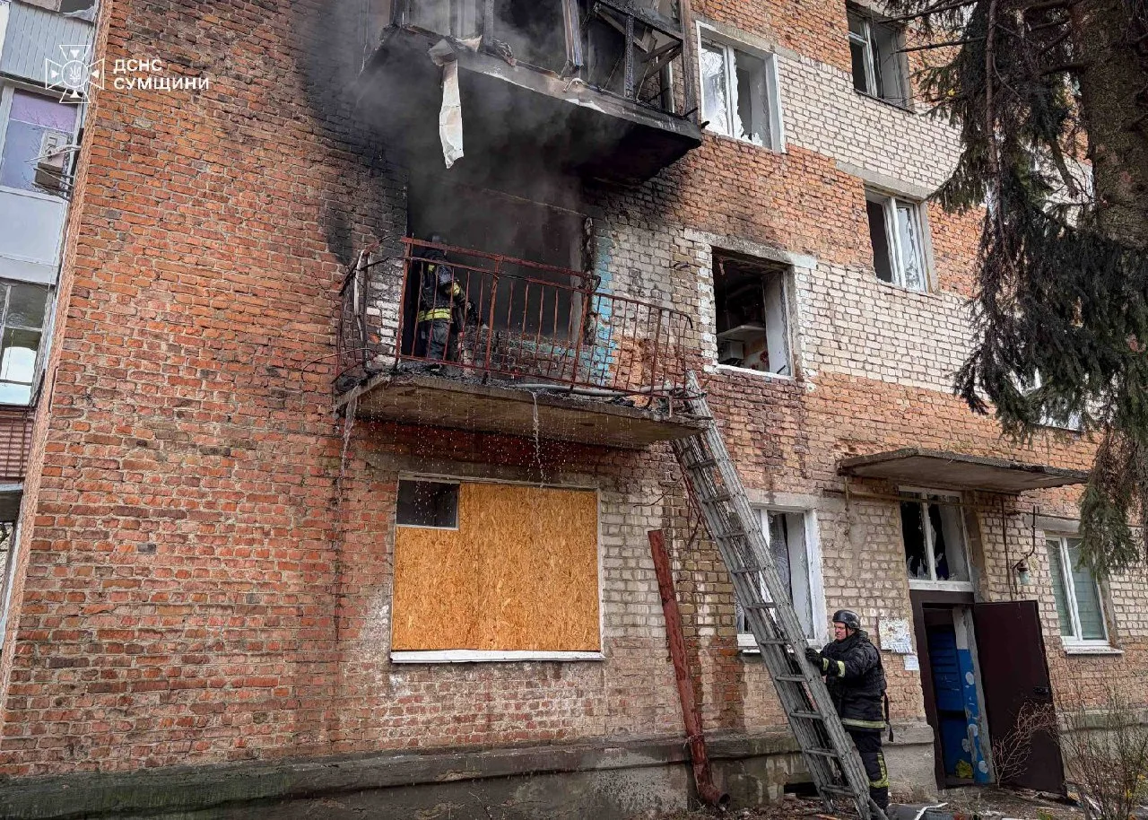 Ворожий БПЛА атакував п’ятиповерхівку у Глухові
