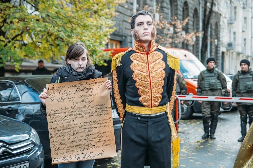 «Петро Валуєв» та його «циркуляр» біля адміністрації президента України, зображені учасниками перформансу проти русифікації. 2015 рік