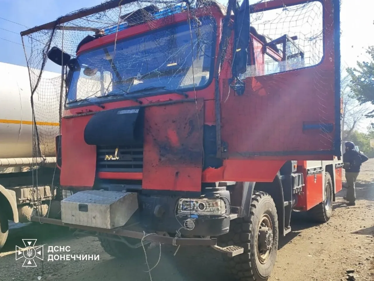 У Суханівці з-під завалів дістали тіло чоловіка, а у Словʼянську вдруге вдарили по рятувальниках