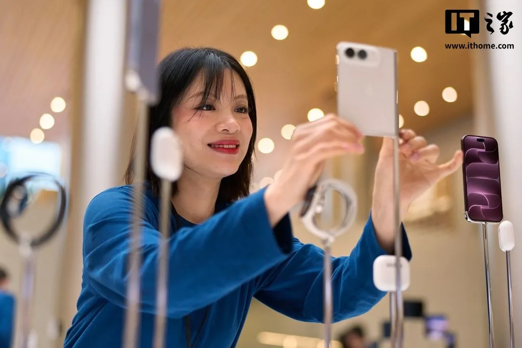 iPhone Duo: світова прем'єра в Apple Store