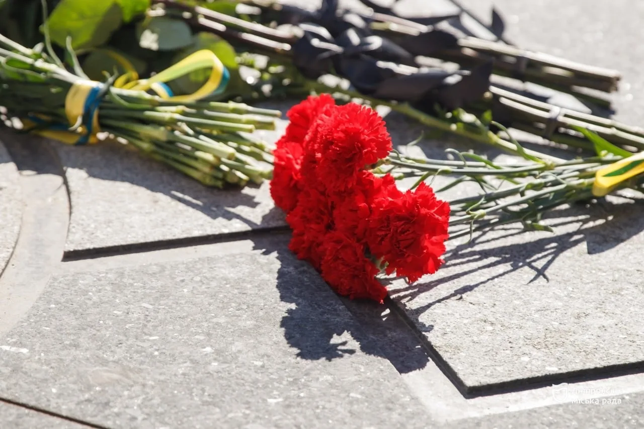 «Щоб ім’я жодного героя не було забуто»: у Дніпрі відкрили пам’ятний знак захисникам і захисницям України та алею «Історії Героїв» - 01.10.2026