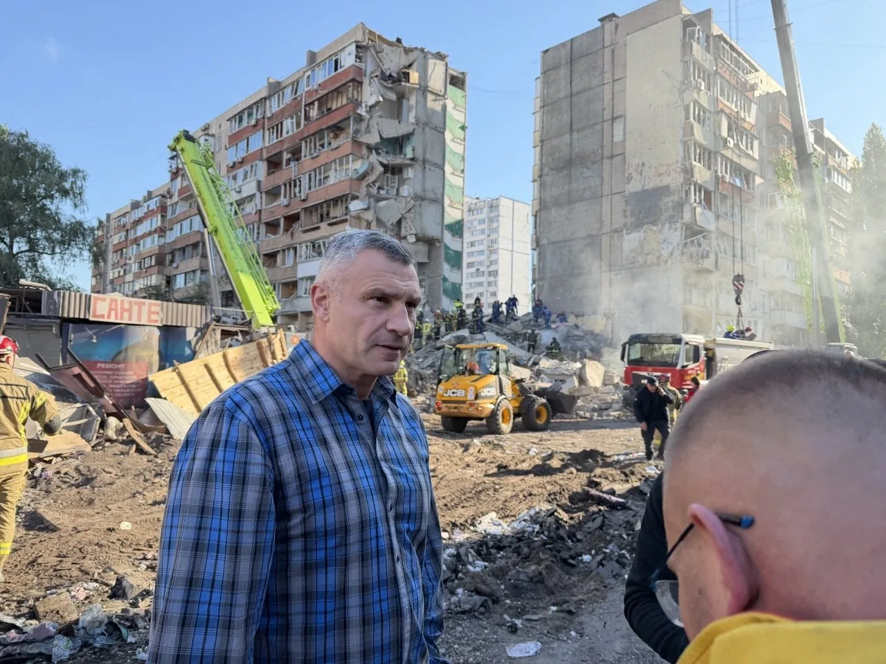 Віталій Кличко біля пошкодженого внаслідок російської атаки 9-поверхового житлового будинку в Дарницькому районі, 14 травня 2026
року