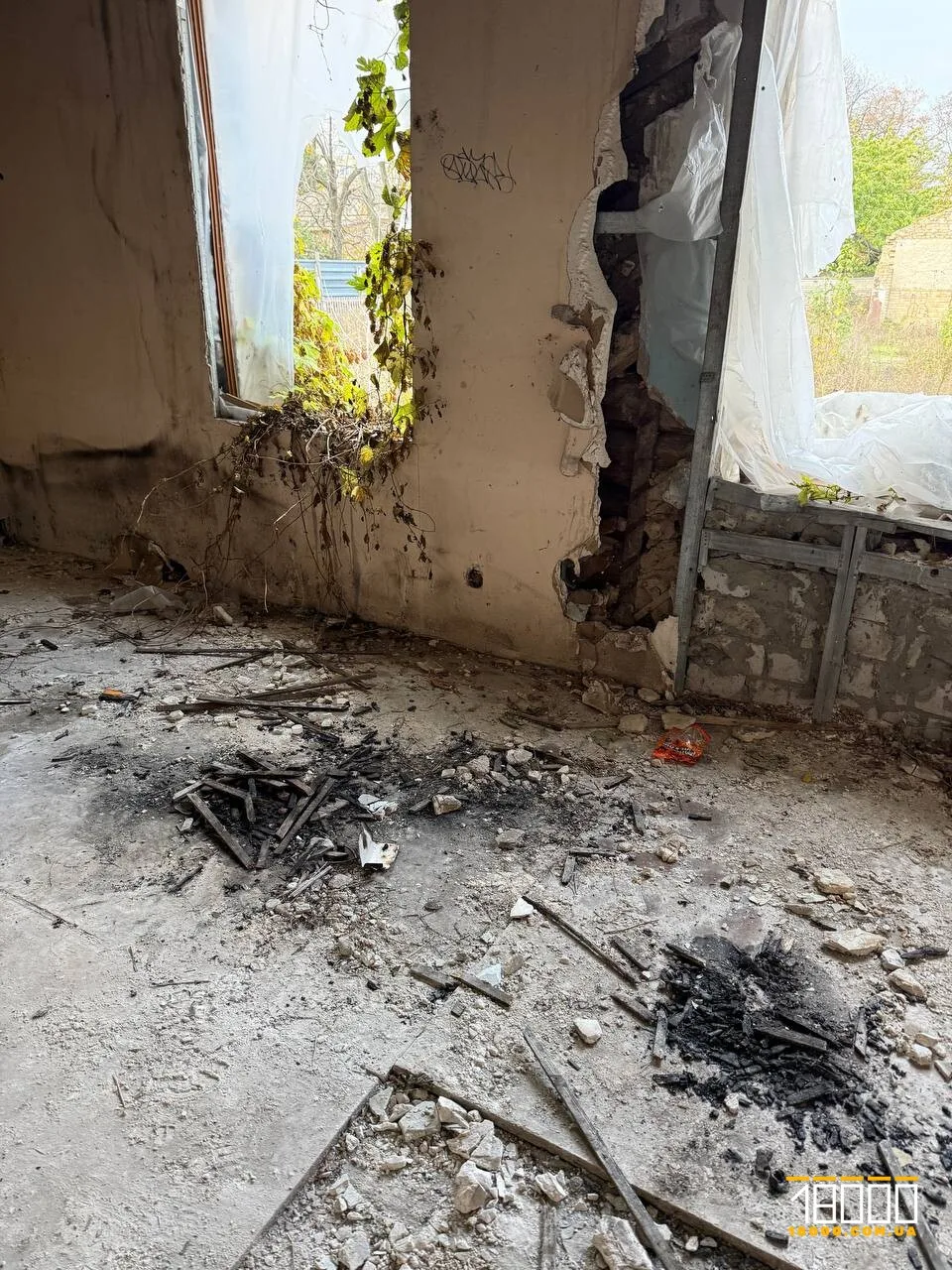 Вибиті вікна та залишки від багать у будинку Кринського
