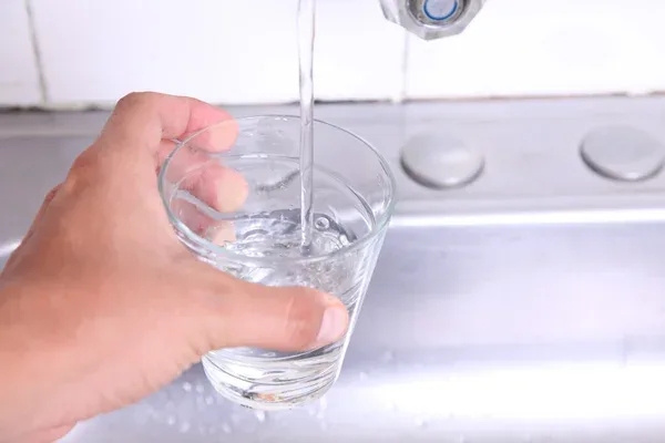 Чому в Києві зникає вода під час відключень: у КМДА назвали причину