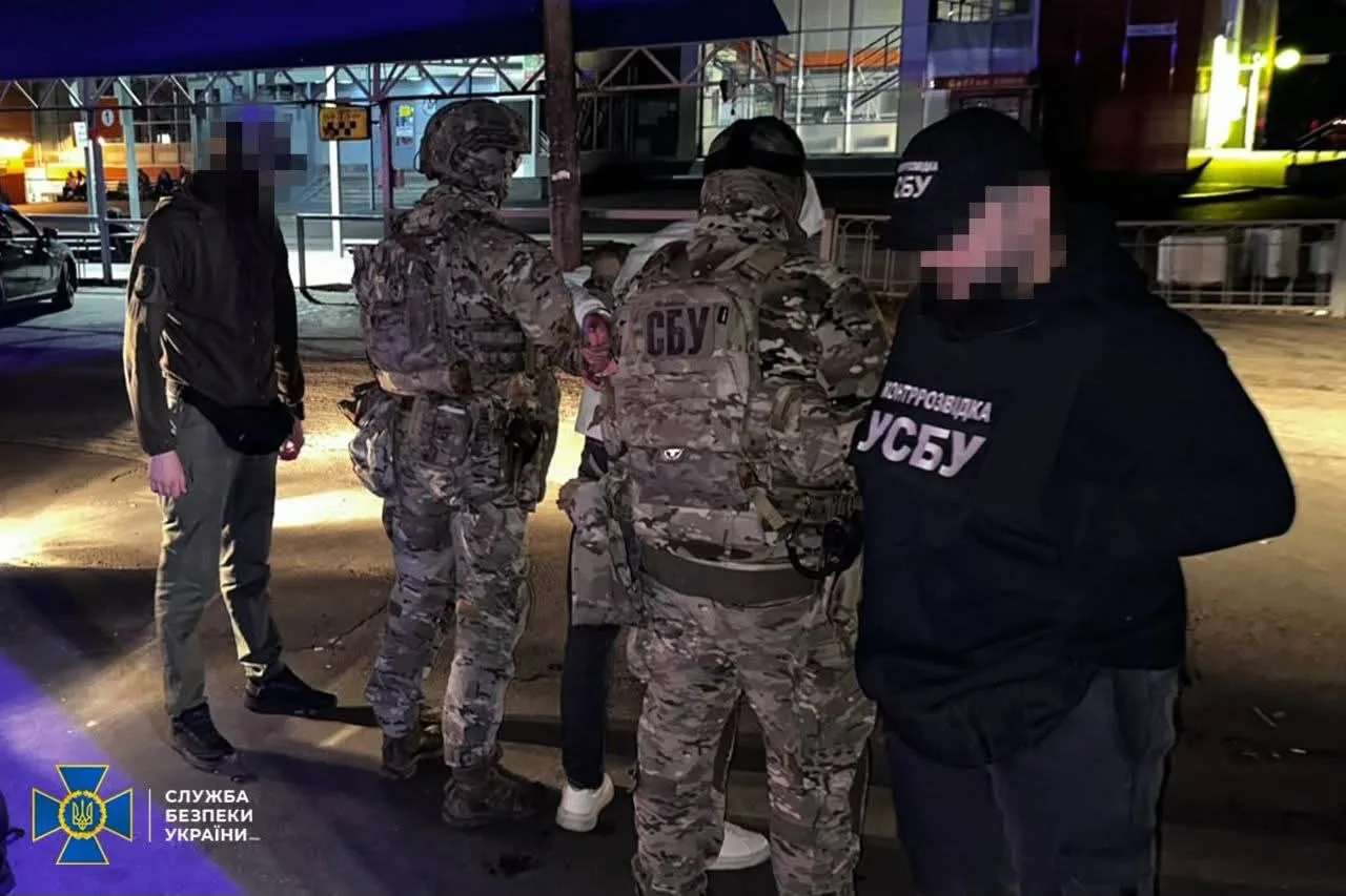 Студент з Києва на замовлення ворога намагався підірвати автобус із воїнами ЗСУ (фото, відео) Студент з Києва на замовлення ворога намагався підірвати автобус із воїнами ЗСУ (фото, відео)